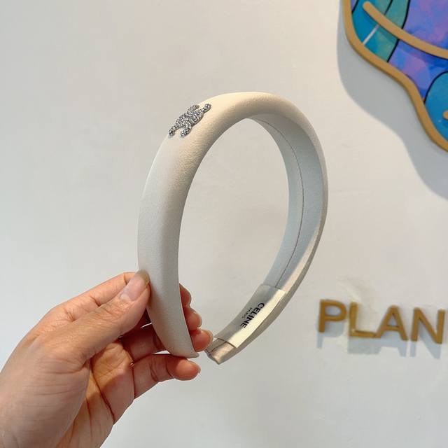 配包装 Celine 赛琳 网红爆款，佩戴舒适无压力，造型搭配必备！非常时尚百搭！女神必备！名媛范儿。
