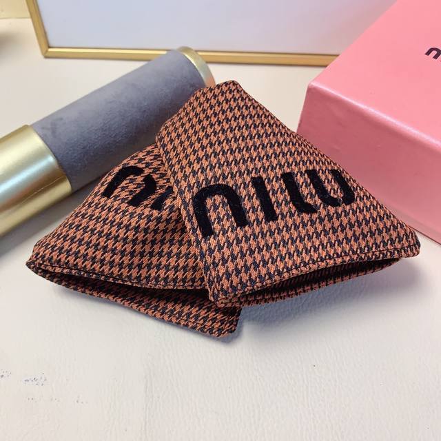 Miumiu缪缪 Miumiu抓夹 千鸟格三角抓夹气质百搭日常精致小单品 小仙女必入单品 宝藏款 闭眼入推荐款 单个配发箍盒