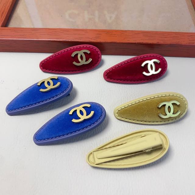 Chanel小香 Chanel发夹 丝绒钛钢Logo刘海夹压夹日常精致小单品 气质百搭小仙女必入单品 宝藏款 闭眼入推荐款 一对