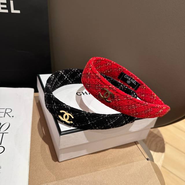 配包装盒 Chanel 香奈儿 最新款小香发箍，秋冬新品！超级好看！名媛范儿十足，小仙女必备