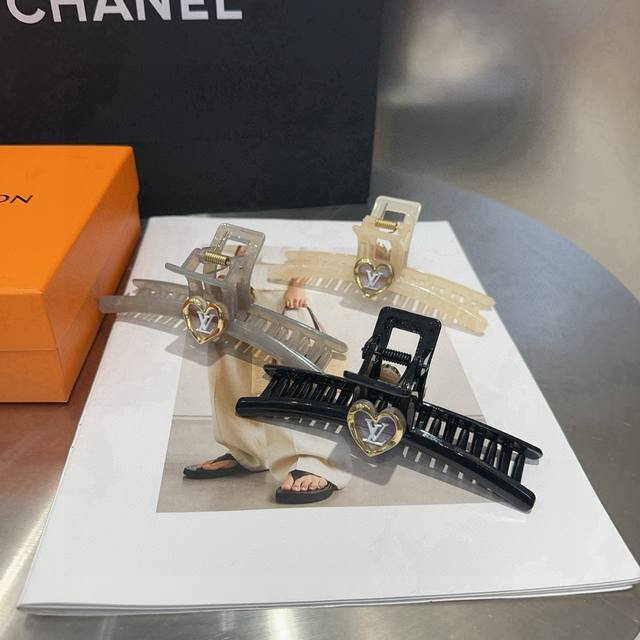 配包装盒 Louis Vuitton 路易威登 驴家新品抓夹，简单大气，特别吸睛！超火爆小单品