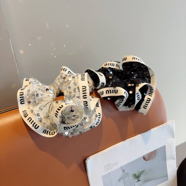 配包装 Miumiu 缪缪 网红新款发圈，精致珠片肠圈皮筋，佩戴舒适无压力，造型搭配必备！非常时尚百搭！女神必备单品