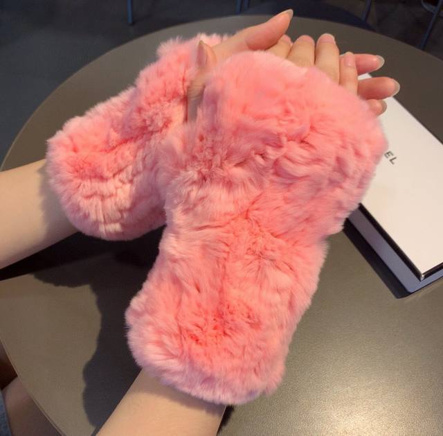 Chanel 香奈儿 秋冬懒兔毛露指半截手套女神集美们必备单品，值得对比同款不同品质，秒杀市场差产品，懒兔毛内里加绒 经典不过时款.喜欢可以入手了，这种品质的今