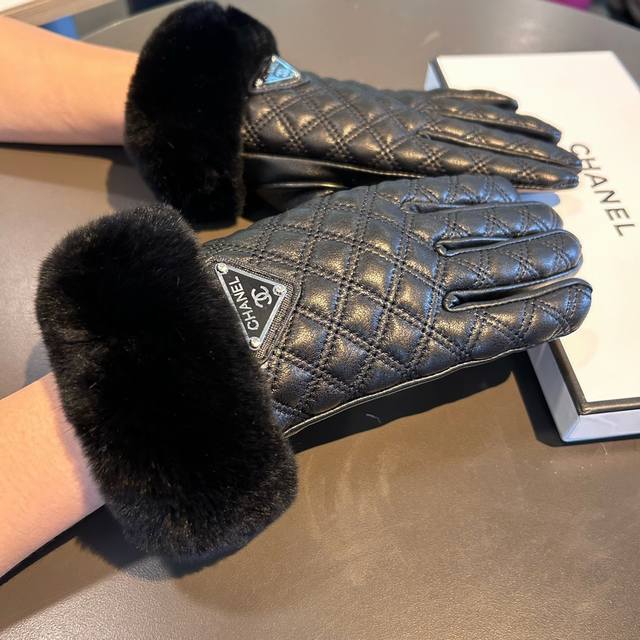 Chanel 香奈儿2025秋冬懒兔毛羊皮手套值得对比同款不同品质，秒杀市场差产品，进口一级羊皮懒兔毛内里加绒 经典不过时款.喜欢可以入手了，这种品质的今年用了