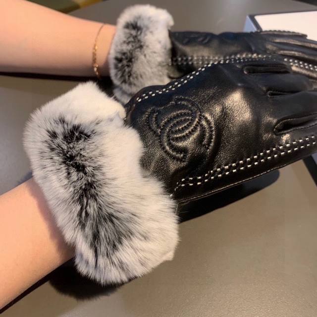 Chanel 香奈儿2025秋冬懒兔毛羊皮手套手机触屏，值得对比同款不同品质，秒杀市场差产品，进口一级羊皮懒兔毛内里加绒 经典不过时款.喜欢可以入手了，这种品质