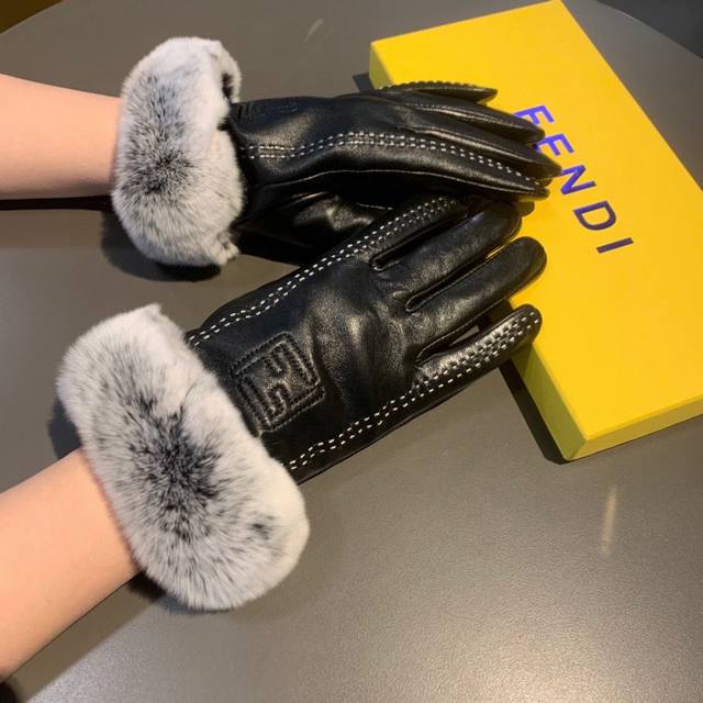 芬迪Fendi2025秋冬懒兔毛羊皮刺绣手套手机触屏，值得对比同款不同品质，秒杀市场差产品，进口一级羊皮懒兔毛内里加绒 经典不过时款.喜欢可以入手了，这种品质的