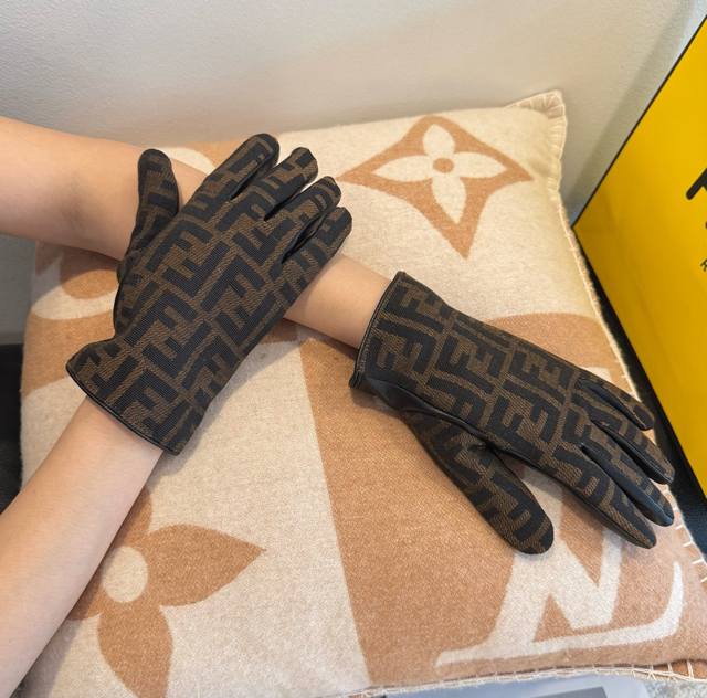 芬迪Fendi2025秋冬羊皮配布手套手机触屏，值得对比同款不同品质，秒杀市场差产品，进口一级羊皮内里加绒 经典不过时款.喜欢可以入手了，这种品质的今年用了明年