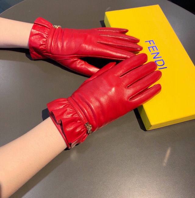 芬迪Fendi2025秋冬波浪纹原版五金一级羊皮手套手机触屏，值得对比同款不同品质，秒杀市场差产品，进口一级羊皮内里加绒 经典不过时款.喜欢可以入手了，这种品质