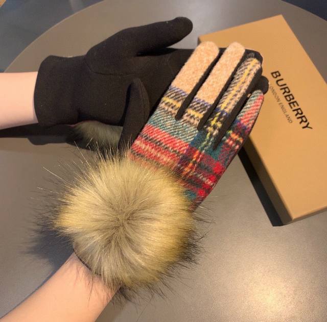 巴宝莉Burberry 专柜新品大狐狸毛球羊毛手套时尚手套，秋冬保暖加绒内里，经典格子，上手超舒适柔软、百搭！均码