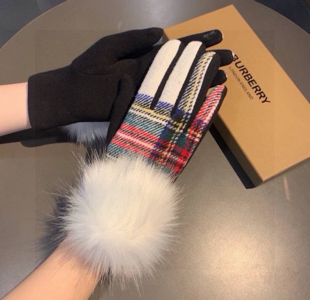 巴宝莉Burberry 专柜新品大狐狸毛球羊毛手套时尚手套，秋冬保暖加绒内里，经典格子，上手超舒适柔软、百搭！均码