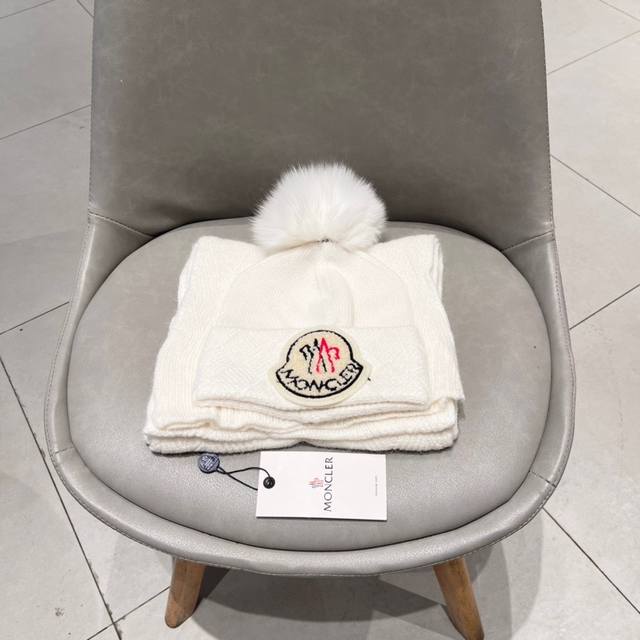 蒙口Moncler 经典套装帽子！帽子围巾！羊绒兔绒品质！暖暖哒超级舒服～冬日小姐姐减龄神器哦～这个冬天你就差这么一套套装帽子啦～又保暖又时尚！男女通用款