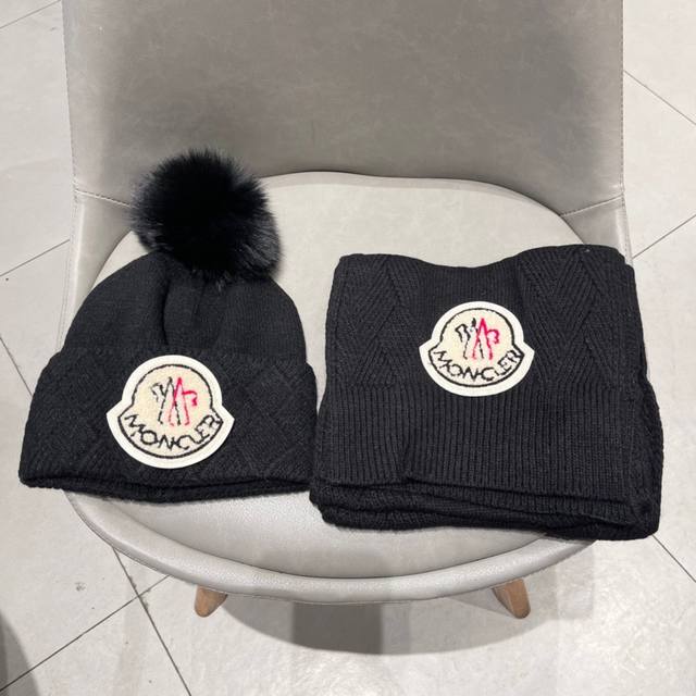 蒙口Moncler 经典套装帽子！帽子围巾！羊绒兔绒品质！暖暖哒超级舒服～冬日小姐姐减龄神器哦～这个冬天你就差这么一套套装帽子啦～又保暖又时尚！男女通用款