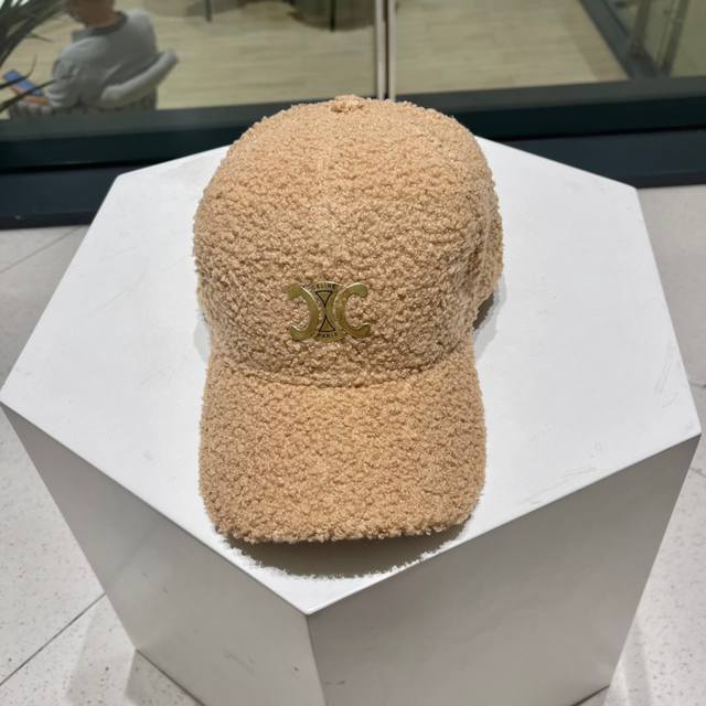 赛琳 新款羊羔毛棒球帽～ 完全是超级完美的诠释了甜酷风 简直太爱了 上头性感又帅气 双双在线！ 没有哪个女孩子拒绝的了毛绒绒的单品哦