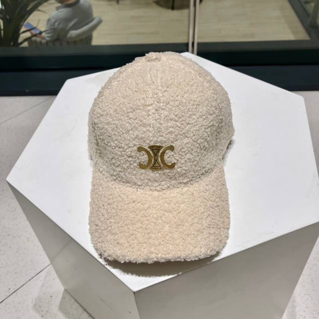 赛琳 新款羊羔毛棒球帽～ 完全是超级完美的诠释了甜酷风 简直太爱了 上头性感又帅气 双双在线！ 没有哪个女孩子拒绝的了毛绒绒的单品哦