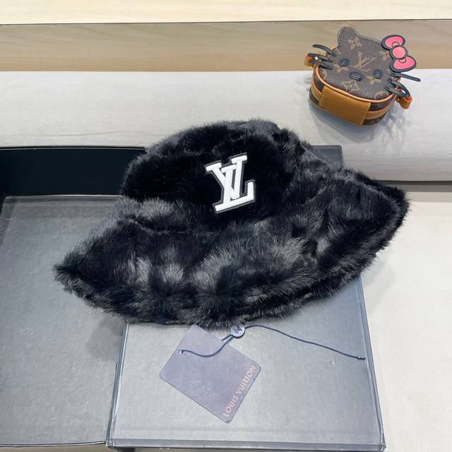 路易威登Lv字母刺绣羊绒渔夫帽女冬季百搭显脸小水桶帽防寒保暖护耳盆帽潮