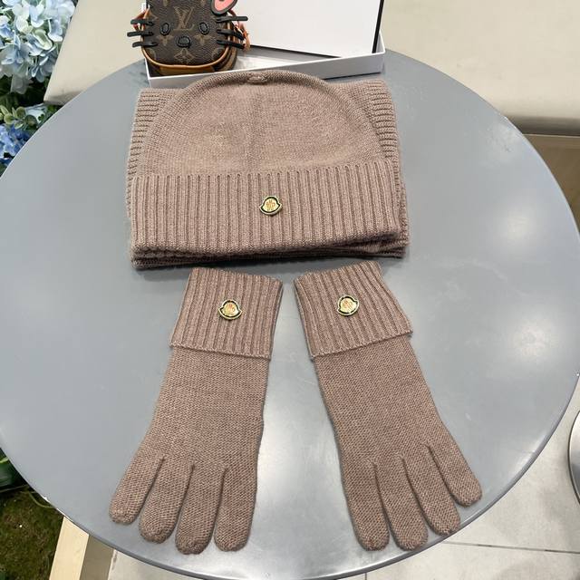蒙口Moncler 羊毛套装帽子-帽子围巾+手套 经典套装帽子！成分：70%羊毛30%兔毛。暖暖哒超级舒服～冬日小姐姐减龄神器哦～这个冬天你就差这么一套套装帽子