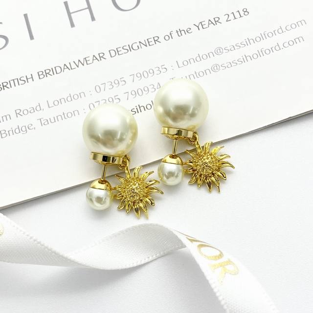 Dior耳钉热销款火爆上新 迪奥双珠太阳花耳钉 Dior Chardons 系列，展现象征着保护、韧性和自由的苏格兰国花。 采用金色饰面金属精心制作，饰以蓟花提
