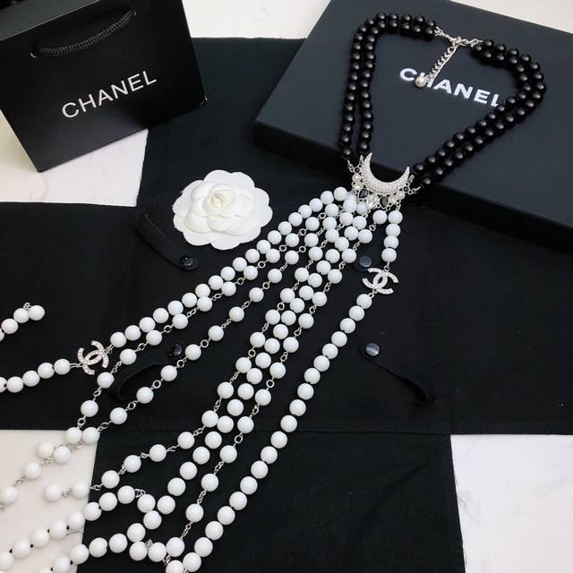 秋冬天怎么可以少了Chanel毛衣链 独家实拍 Chanel 香奈儿Baroque长项链 此款双C是双面的 采用进口锆石和贝珠镶嵌 专柜黄铜材质 老外订单 Lo
