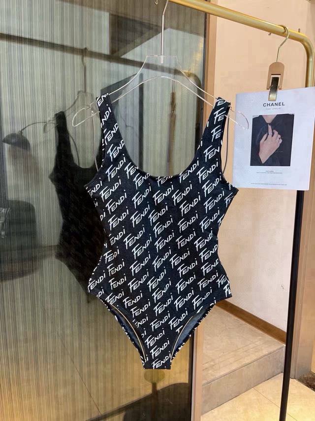 Fd芬迪连体泳衣适合多种场景的游泳衣♀海边 游泳池 温泉 水上乐园 漂流都可以内搭外穿也完全可以 面料：透气舒适。速干弹性的游泳衣更加帖肤易清洗