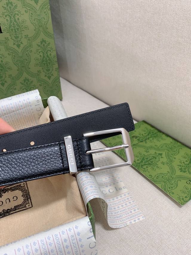 各式基础款配饰惊艳亮相Gucci 早秋系列，缔就实用性与时尚感兼济的百搭单品。这款腰带选用黑色皮革匠心打造，巧妙融入长方形银色调腰带扣和Gucci刻花腰带环，于