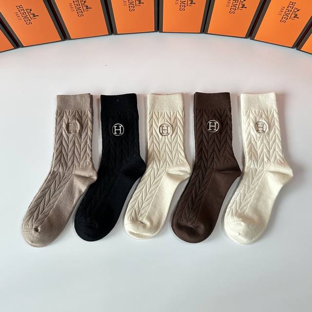 特 配专柜包装 Hermes 爱马仕 新款羊绒刺绣中长筒袜堆堆袜袜子！一盒五双，专柜同步筒袜袜子，大牌出街，潮人必备超好搭