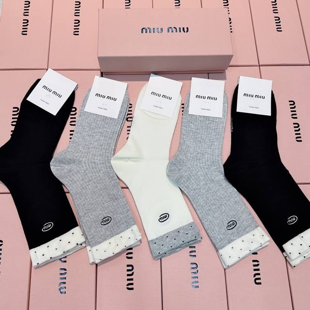 特 配专柜包装 Miumiu 缪缪 新款羊绒刺绣中长款堆堆袜袜子！一盒五双，专柜同步筒袜袜子，大牌出街，潮人必备超好搭。