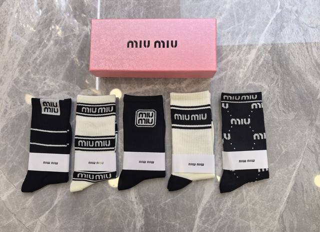 特 配专柜包装 Miumiu 缪缪 新款中长款堆堆袜袜子！一盒五双，专柜同步筒袜袜子，大牌出街，潮人必备超好搭