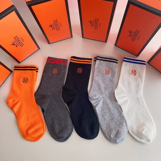 特 配包装 HermèS 爱马仕 新款刺绣经典中长款堆堆袜袜子！一盒五双， 专柜同步筒袜袜子，大牌出街，潮人必备超好搭。