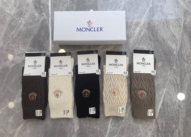 特 配专柜包装 Moncler 蒙口 最新羊绒刺绣款中长款堆堆袜袜子！一盒五双，专柜同步筒袜袜子，大牌出街，潮人必备超好搭