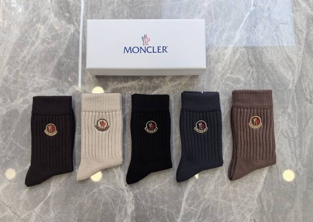 特 配专柜包装 Moncler 蒙口 最新羊绒刺绣款中长款堆堆袜袜子！一盒五双，专柜同步筒袜袜子，大牌出街，潮人必备超好搭
