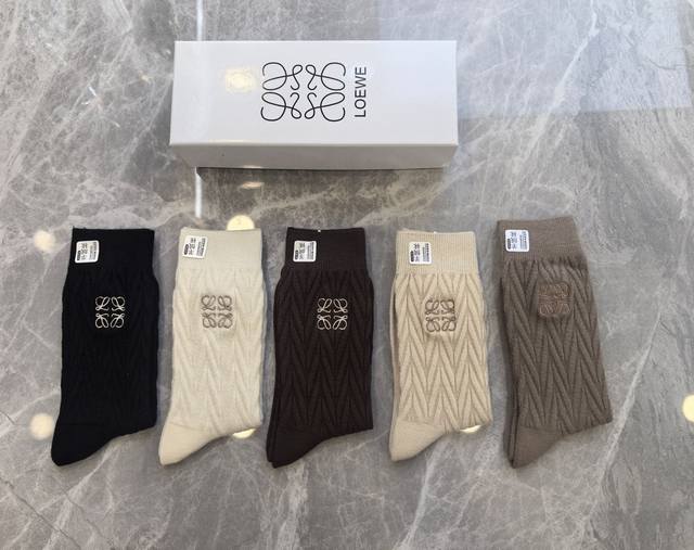 特 配包装 Loewe 罗意威 新款羊绒中长款堆堆袜袜子！一盒五双， 专柜同步筒款袜子，大牌出街，潮人必备超好搭