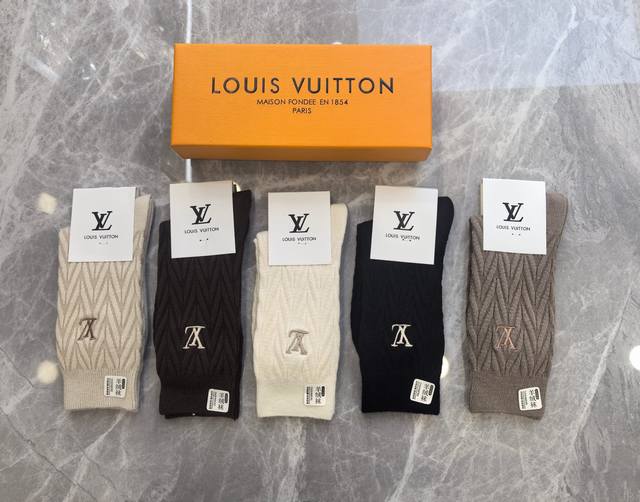 特 配包装 Lv 路易威登 新款羊绒中长款堆堆袜袜子！一盒五双， 专柜同步筒款袜子，大牌出街，潮人必备超好搭