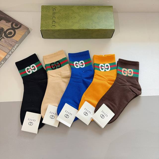 配包装 一盒5双 Gucci 古奇 新款早秋中筒袜子！纯棉面料，经典图案，专柜同步中短筒袜子，大牌出街，潮人必备超好搭！