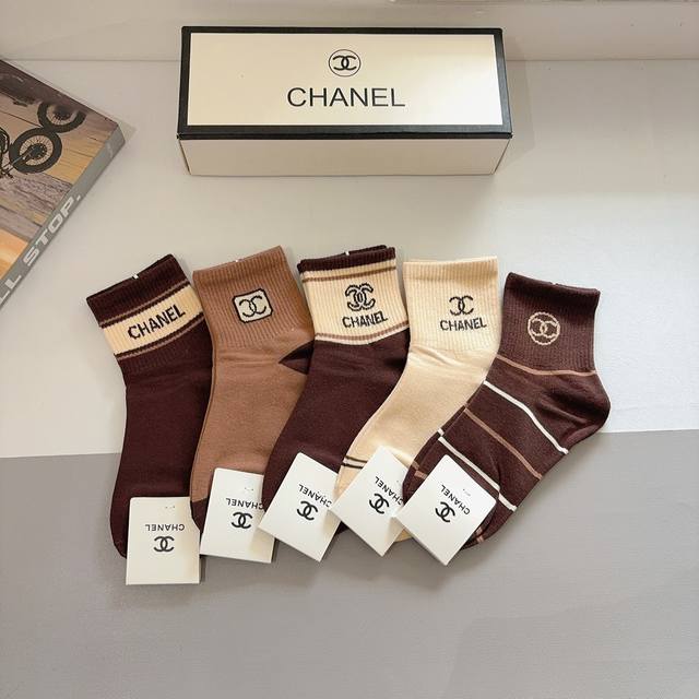 配包装 一盒5双 Chanel 香奈儿经典中筒袜子高版本纯棉材质柔软，秒杀市场普通货，经典的双C图案Logo，专柜同步袜子大牌出街，潮人必备，超好搭