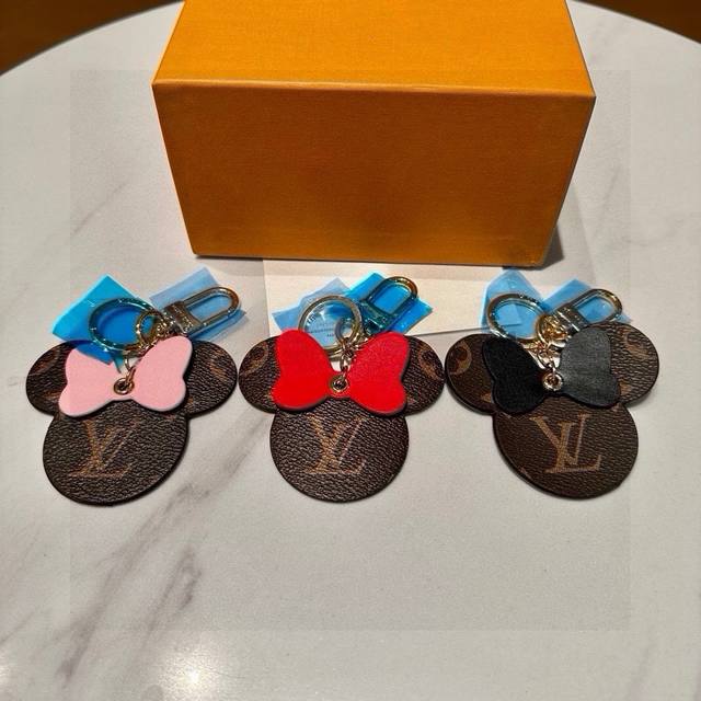 配图片原版包装 Louis Vuitton官网Mp3750 Spade包饰与钥匙扣。 早春，Nicolas Ghesquiere以Game On Spade包饰