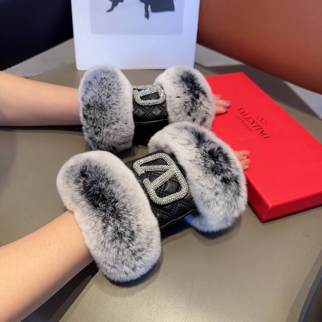 华伦天奴女款羊皮手套，时尚手套，秋冬保暖加绒内里，经典简洁上手超舒适柔软、百搭！码数Ml