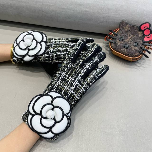 Chanel香奈儿专柜新品羊毛手套，时尚手套，秋冬保暖加绒内里，超仙山茶花，上手超舒适柔软、百搭！均码
