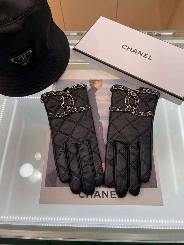 Chanel香奈儿最新链条全手工编织双C 触屏手套，采用进口埃塞羊皮，丝里 性价比非常高，，女神必备
