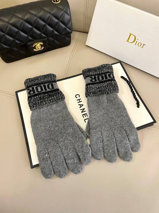 Dior羊毛针织手套糖果纯色系列今年秋冬大火 每色都超好看 搭配羊绒大衣绝美 立体版型剪裁 线条流畅 佩戴舒适 露指设计更加方便 贴合手型