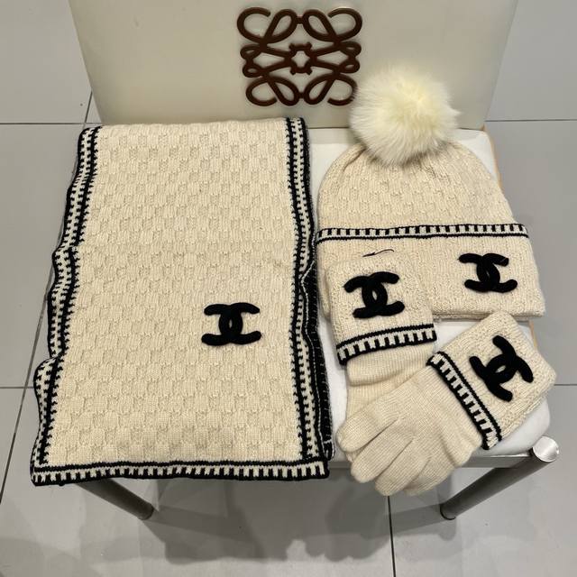 Chanel香奈儿 羊毛三件套套装 帽子围巾手套！配狐狸毛线帽经典套装帽子！暖暖哒超级舒服～冬日小姐姐减龄神器哦～这个冬天你就差这么一套套装帽子啦～又保暖又时尚