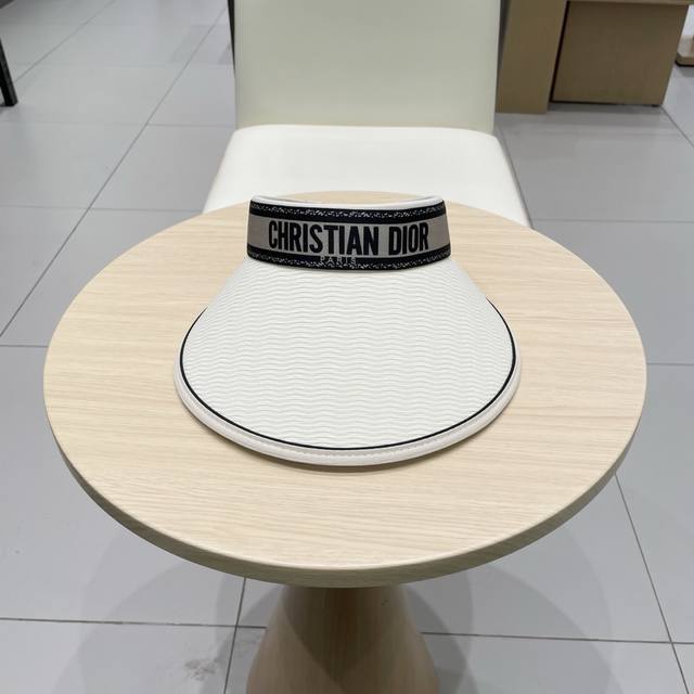 迪奥Dior新款空顶帽 看一眼就会爱上的遮阳帽，夏天的你需要一顶与众不同的帽子去眼压群芳，这款气质空顶帽就很适合！
