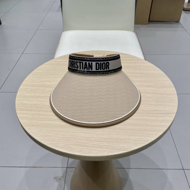 迪奥Dior新款空顶帽 看一眼就会爱上的遮阳帽，夏天的你需要一顶与众不同的帽子去眼压群芳，这款气质空顶帽就很适合！