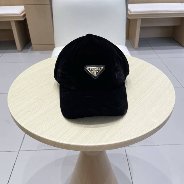 普拉达 三角标棒球帽 设计感超强，让人耳目一新 头型非常好，可以修饰各种头型，实力百搭款