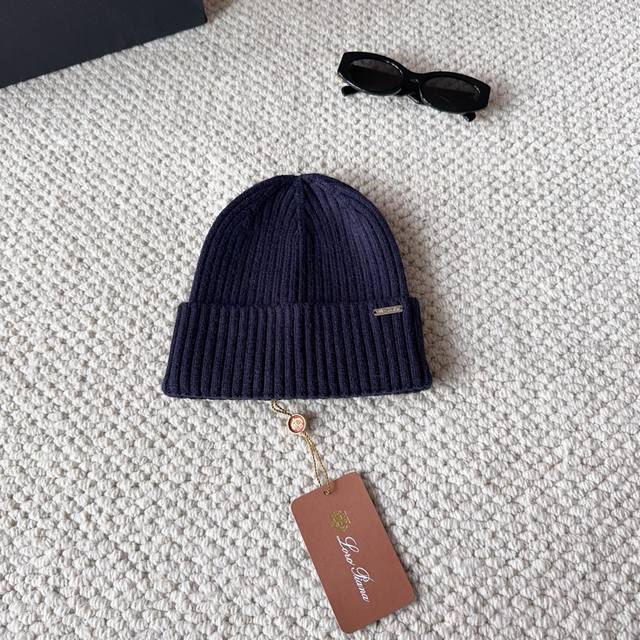 Lp 秋冬款翻边羊毛针织毛线帽 这款必定是极简主义的最爱 干净，利索，时尚百搭，绝对不挑脸型！ 属于时尚经典的万年款！时尚黑白可以一起入！