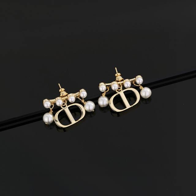 最新 迪奥火爆 各路网红同款，爆 Dior 系列，Cd字母项链官网最新 同步 Dior 专柜一致材质 无死角的美！