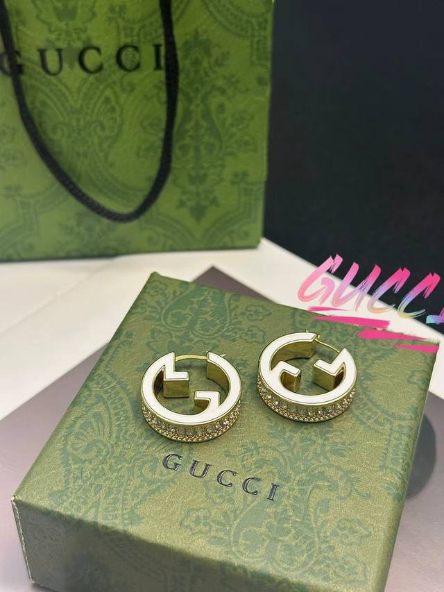 Gucci新上这个Blondie系列也太美了吧 每一个都长了我的审美点上 实物超级闪 属于可以闭眼买的时尚单品 自购正品独家开模，真正的一比一复刻 很气派！实物