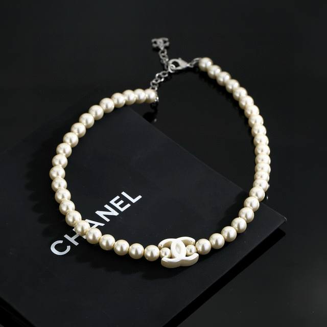 新款 Chanel 香奈儿 珍珠项链锁骨链 非常精致，超级好看，搭配任何衣服都是很耀眼的 背面椭圆形Logo字样清晰，材质；黄铜电镀 材质于Zp一致 每一个细节
