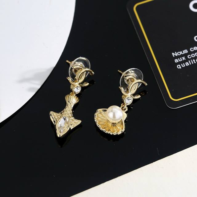 今日新品香奈儿珍珠贝壳 25C新款金色满钻双C吊坠扇贝珍珠耳环 珍珠金色小扇贝的设计梦幻又可爱 仿佛置身海底世界一般少女感满满 偏大号的尺寸 佩戴上耳非常吸睛