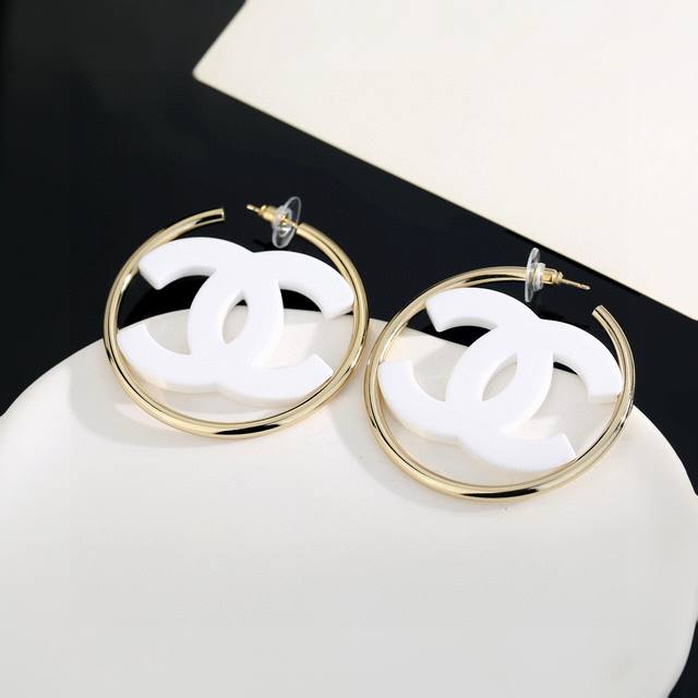 今日新品 亚克力圆形圈圈黑白两色双C耳钉 显贵又自带光感 侧面有一定厚度 底部是树脂设计 很饱满立体感十足 跟这一季的衣服搭配率极高 百搭又高级 满分推荐