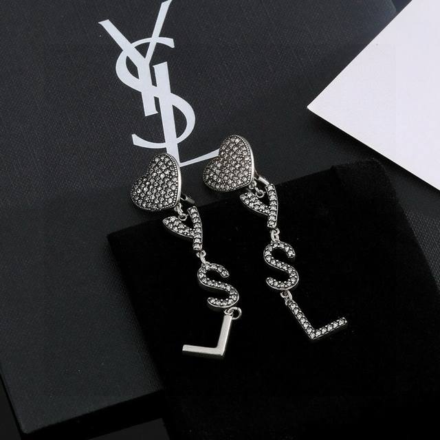 Ysl 圣罗兰 耳夹原装黄铜材质 Yves Saint Laurent 创立于1961年 优雅抽象大胆别致的设计风格使它成为奢华时尚界著名的品牌之一。引领精致、